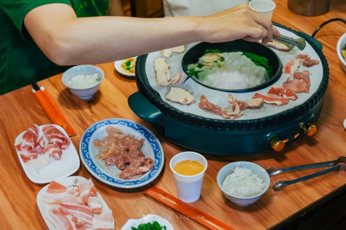 新莊美食20家攻略!必吃蟹殼黃蔥酥餅,朝聖詹記總店、4.8星牛排、最強燒臘 99泰式燒烤火鍋吃到飽|泰式火烤兩吃吃到飽