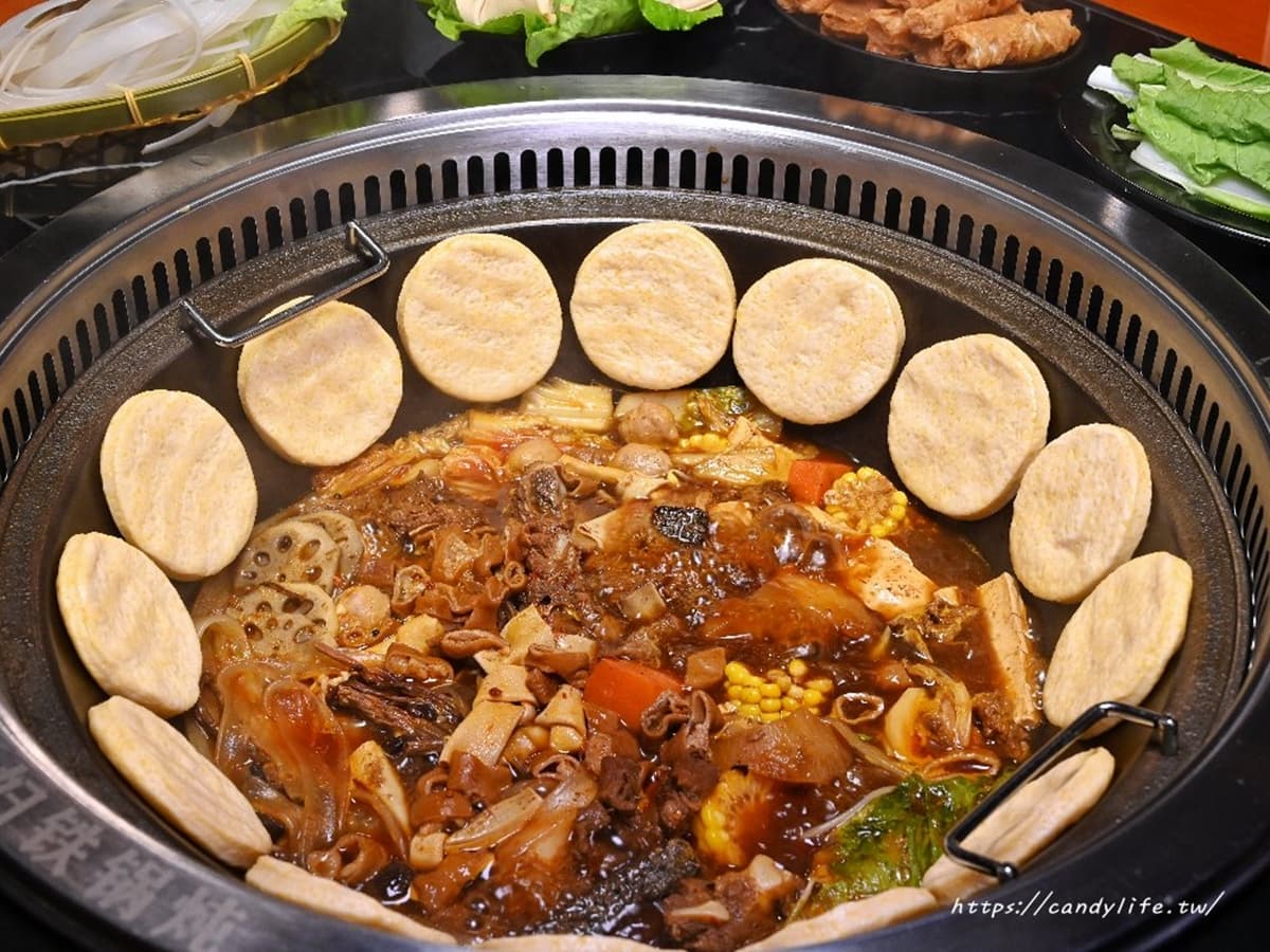 南部超夯「東北鐵鍋燉」插旗台中夜市!排骨軟嫩多汁,焦香玉米餅老饕最愛 小媳婦鐵鍋燉|全台唯一東北灶台鐵鍋【Google 4.2星】