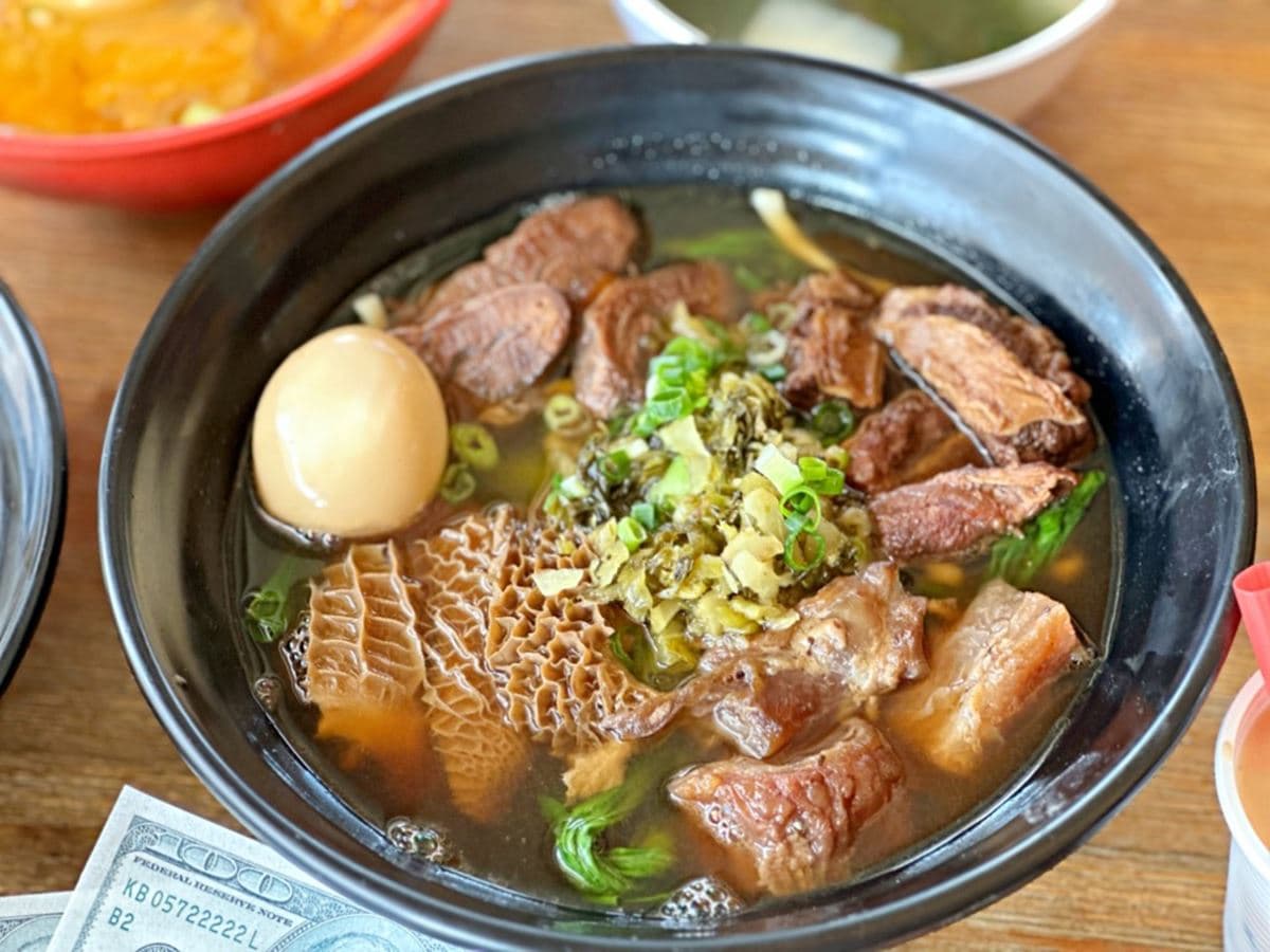 珍奶無限暢飲!學區「佛系牛肉麵」免費加湯、加麵吃到飽,港點、流沙包都有 珍奶無限暢飲!學區「佛系牛肉麵」免費加湯、加麵吃到飽,港點、流沙包都有