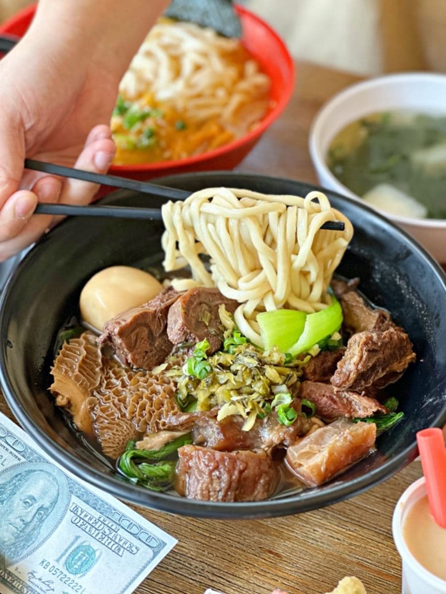 珍奶無限暢飲!學區「佛系牛肉麵」免費加湯、加麵吃到飽,港點、流沙包都有 珍奶無限暢飲!學區「佛系牛肉麵」免費加湯、加麵吃到飽,港點、流沙包都有