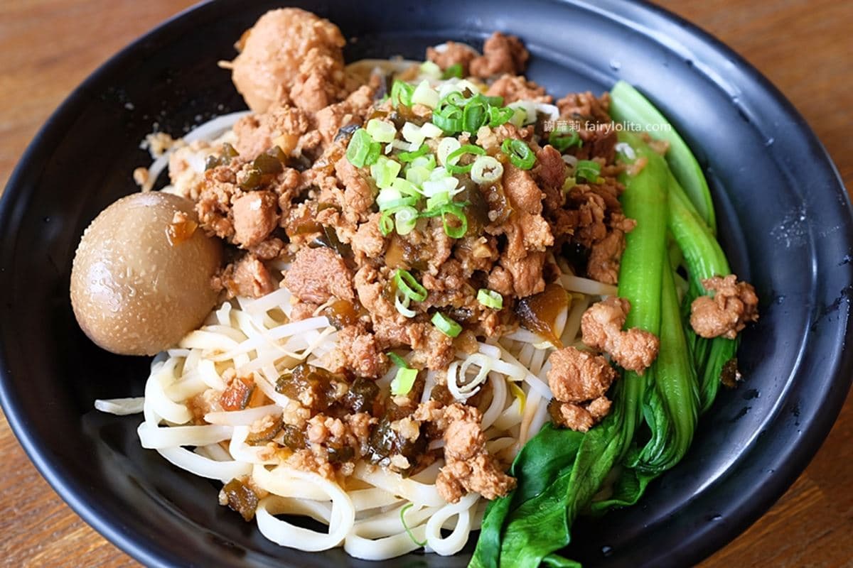 珍奶無限暢飲!學區「佛系牛肉麵」免費加湯、加麵吃到飽,港點、流沙包都有 珍奶無限暢飲!學區「佛系牛肉麵」免費加湯、加麵吃到飽,港點、流沙包都有