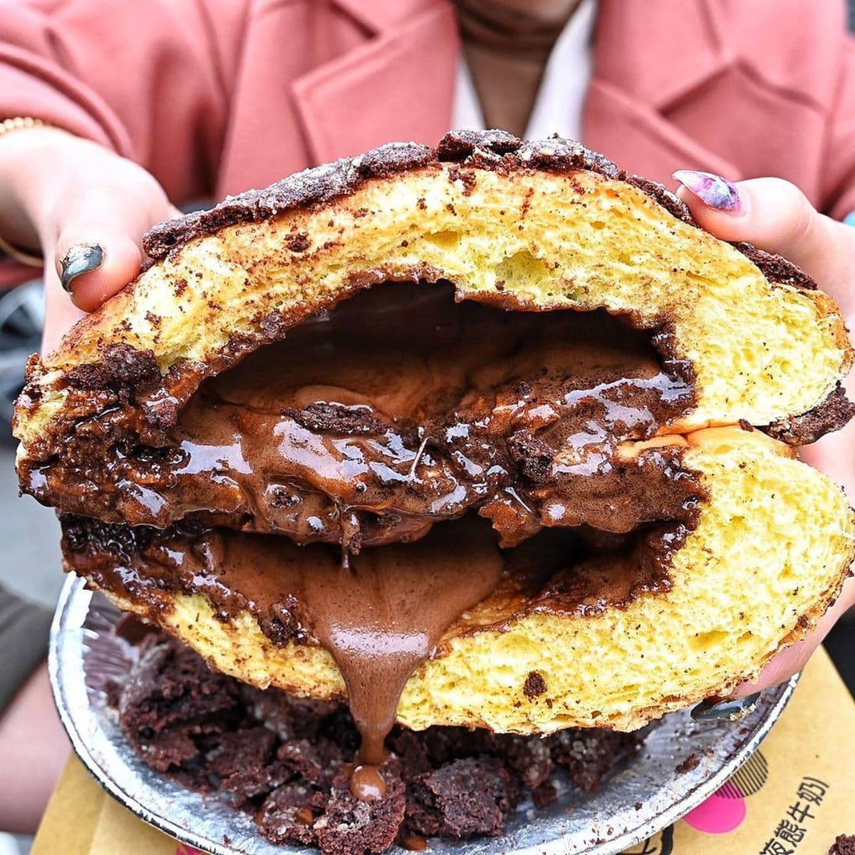 4倍「比臉大爆漿菠蘿」!撕開驚見巧克力瀑布太欠吃,隱身50年老字號小店 4倍「比臉大爆漿菠蘿」!撕開驚見巧克力瀑布太欠吃,隱身50年老字號小店