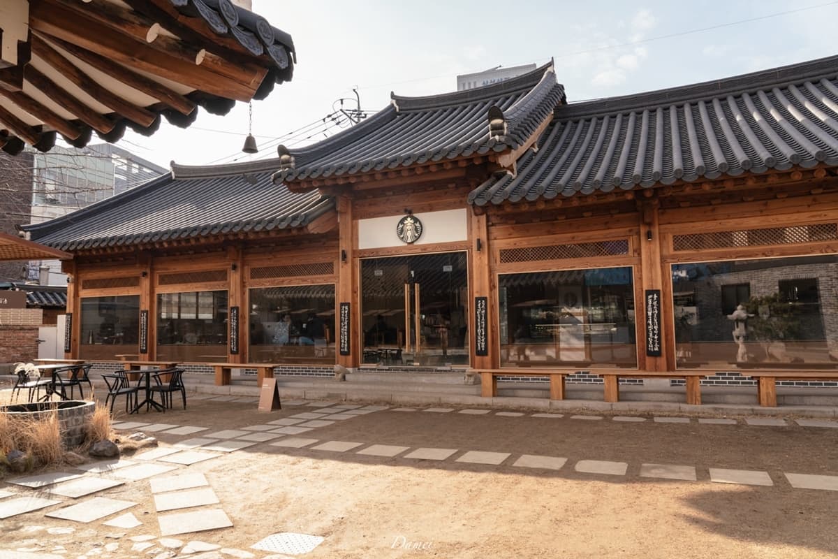 別只去首爾、釜山!首間「百年韓屋星巴克」藏這,必拍絕美窗邊座位秒變歐膩 別只去首爾、釜山!首間「百年韓屋星巴克」藏這,必拍絕美窗邊座位秒變歐膩