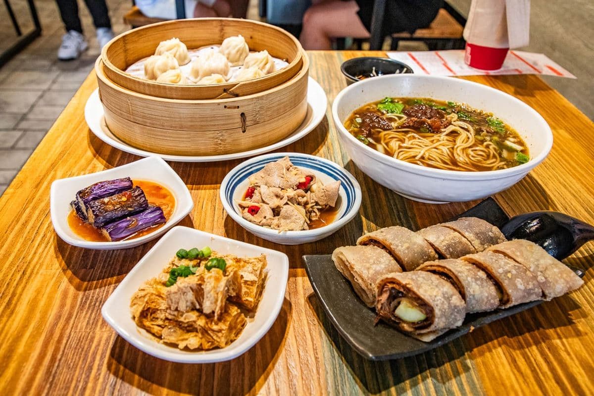 台中版小鼎泰豐!在地激推「小籠湯包+牛肉麵」神吃法,高CP值平價麵食點心 【台中美食推薦】饕之鄉李姐的店|平價版鼎泰豐之稱
