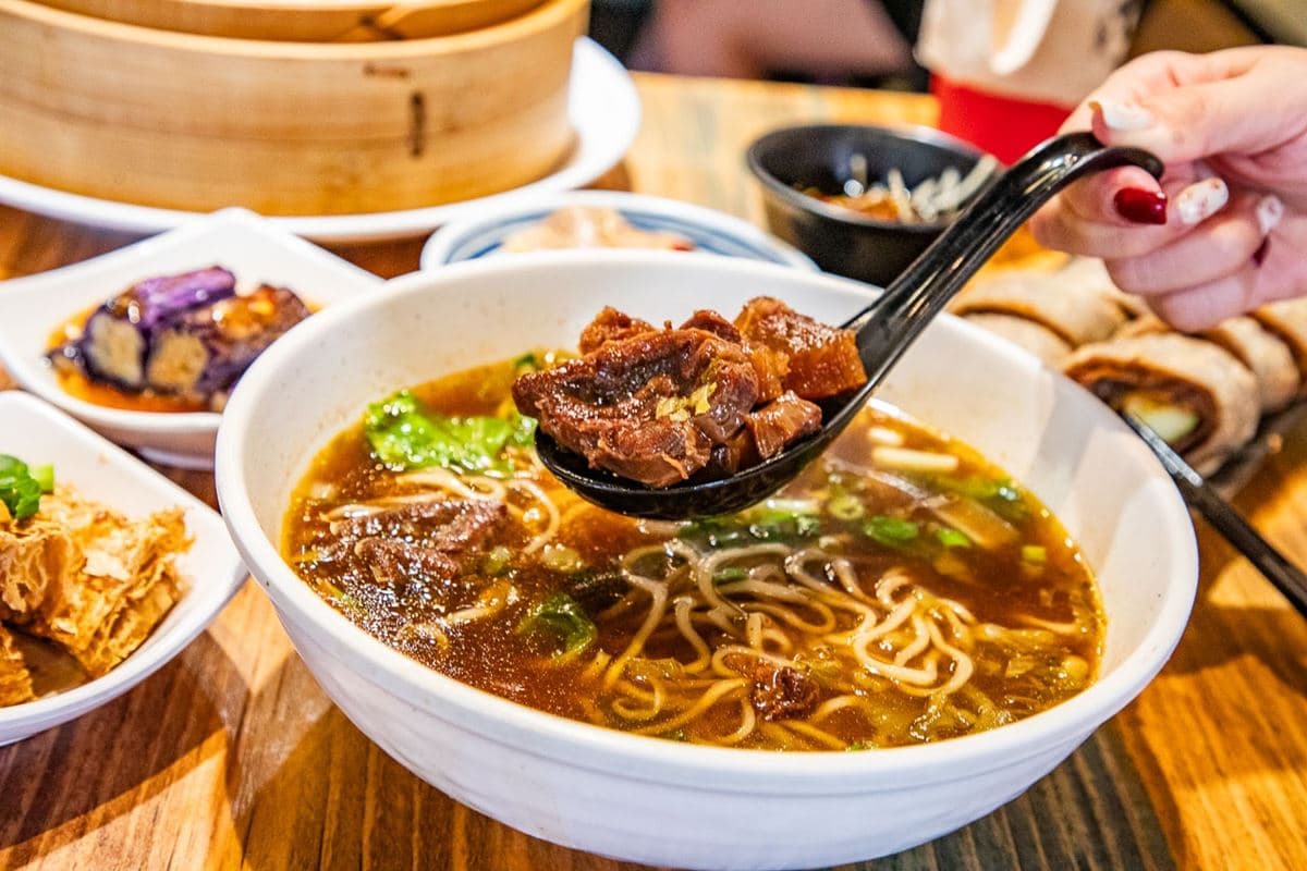台中版小鼎泰豐!在地激推「小籠湯包+牛肉麵」神吃法,高CP值平價麵食點心 饕之鄉李姐的店|平價版鼎泰豐之稱【Google 4星】