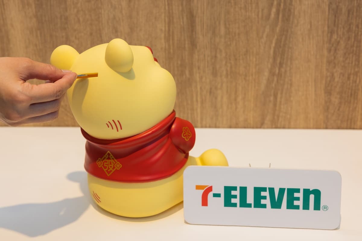 布丁狗、KITTY存錢筒先搶!7-11卡通春節禮盒10選:卡娜赫拉、伊布、維尼都有 布丁狗、KITTY存錢筒先搶!7-11卡通春節禮盒10選:卡娜赫拉、伊布、維尼都有