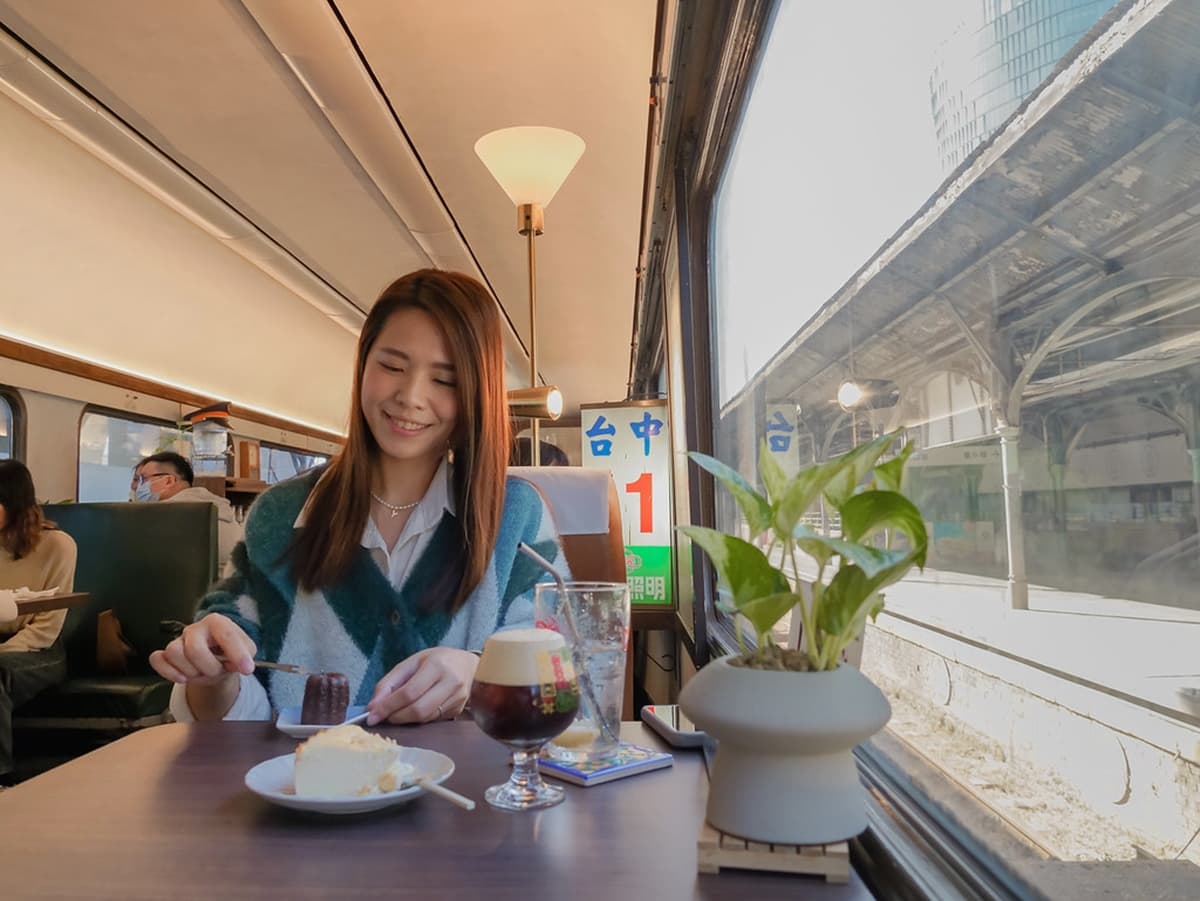 【新開店】試營運就暴紅!退役自強號車廂變復古餐廳,打卡圓拱隔間、火車坐椅 【新開店】試營運就暴紅!退役自強號車廂變復古餐廳,打卡圓拱隔間、火車坐椅