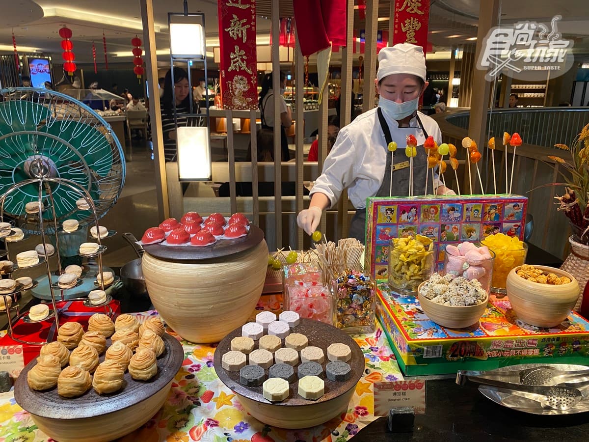 「五星飯店Buffet」吹眷村懷舊風!西安麵點師現場刀削麵,還有手工糖葫蘆 「五星飯店Buffet」吹眷村懷舊風!西安麵點師現場刀削麵,還有手工糖葫蘆