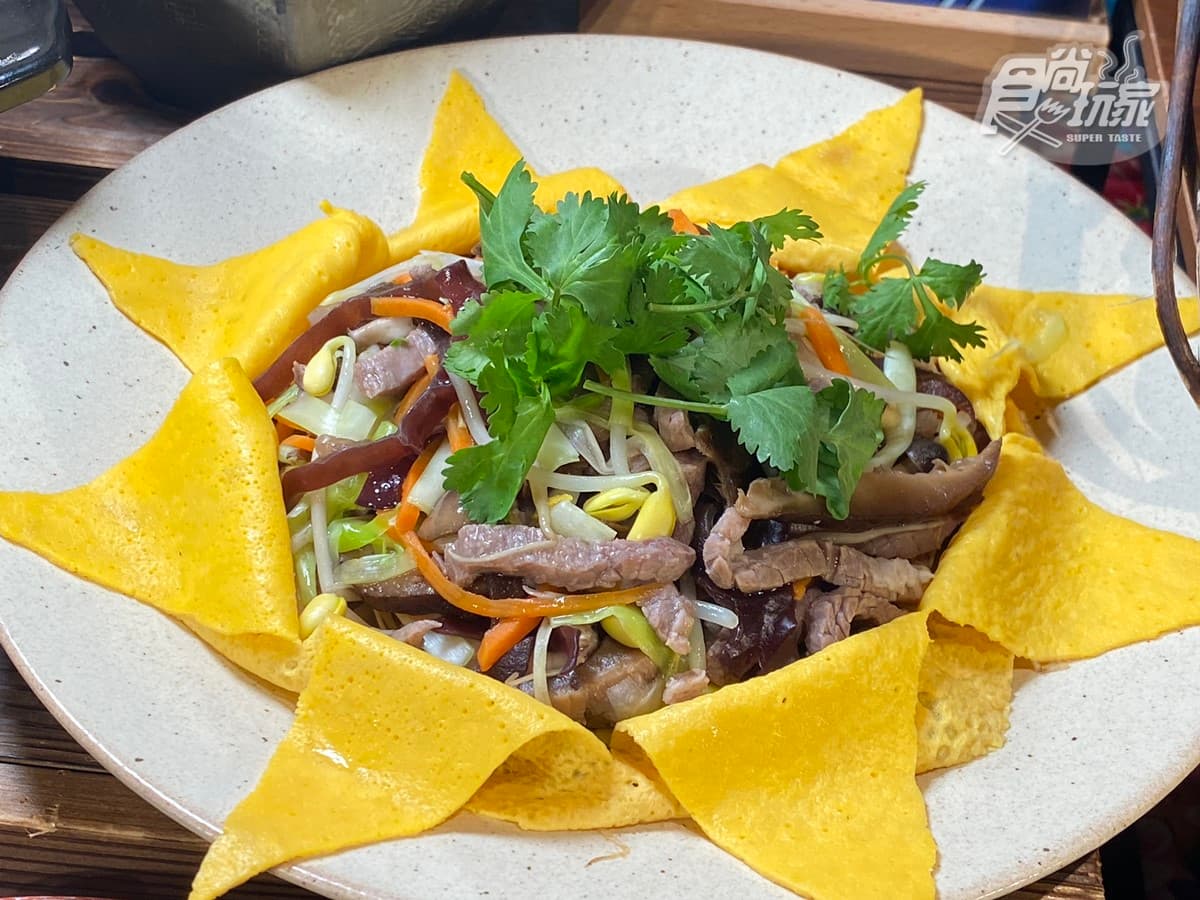 「五星飯店Buffet」吹眷村懷舊風!西安麵點師現場刀削麵,還有手工糖葫蘆 「五星飯店Buffet」吹眷村懷舊風!西安麵點師現場刀削麵,還有手工糖葫蘆
