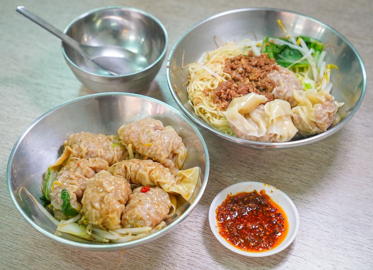 老饕激推「巨大鮮蝦餛飩」!包整隻蝦、肉餡塞滿滿,必加手炒辣椒更過癮 老饕激推「巨大鮮蝦餛飩」!包整隻蝦、肉餡塞滿滿,必加手炒辣椒更過癮