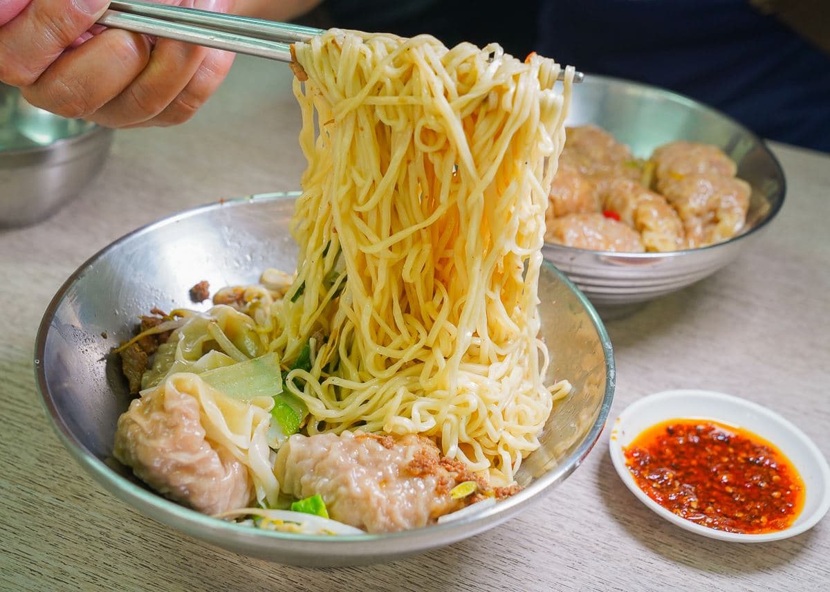 老饕激推「巨大鮮蝦餛飩」!包整隻蝦、肉餡塞滿滿,必加手炒辣椒更過癮 老饕激推「巨大鮮蝦餛飩」!包整隻蝦、肉餡塞滿滿,必加手炒辣椒更過癮