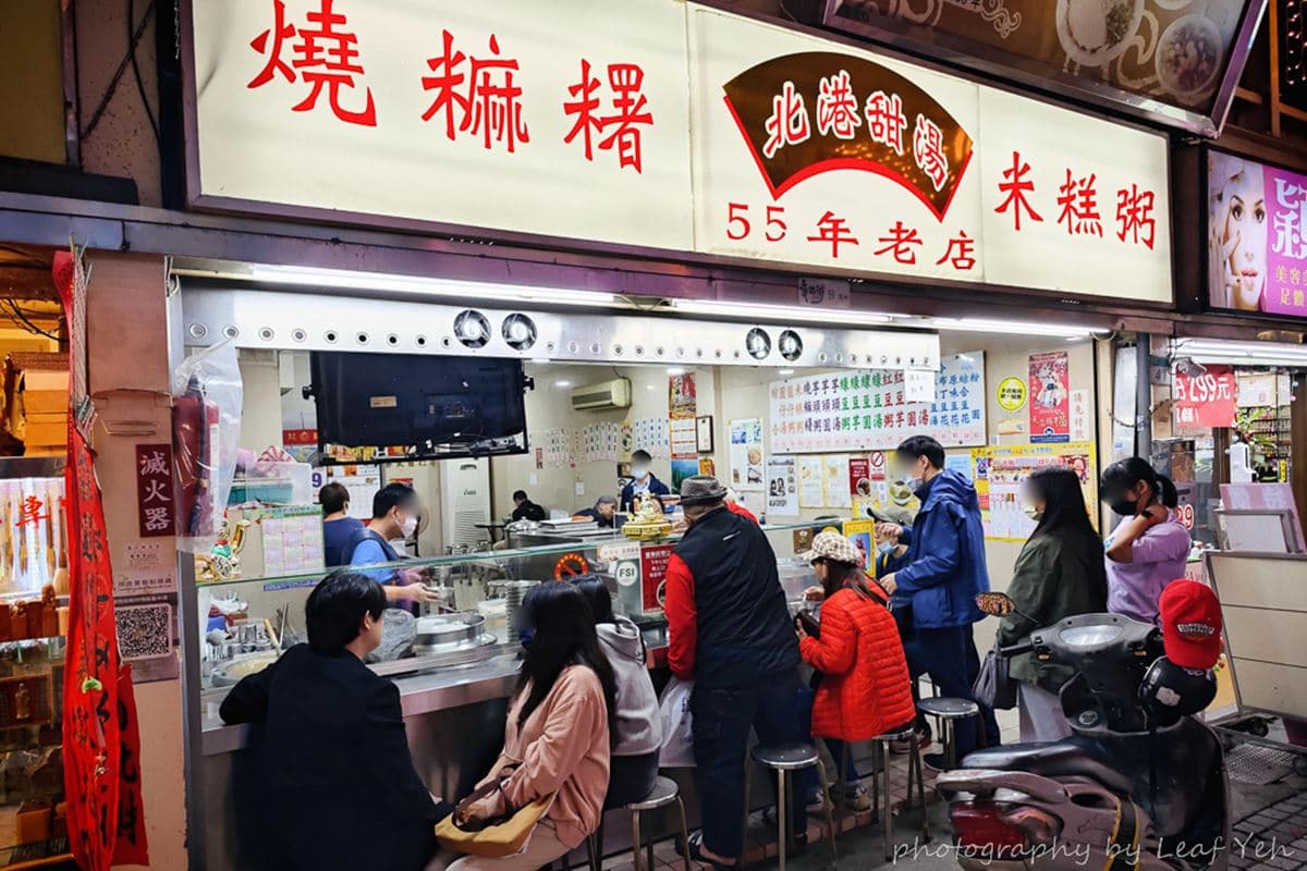 老台北人最愛!70年「古早味米糕粥」飄香華西街,燒麻糬沾爆花生粉太欠吃 老台北人最愛!70年「古早味米糕粥」飄香華西街,燒麻糬沾爆花生粉太欠吃