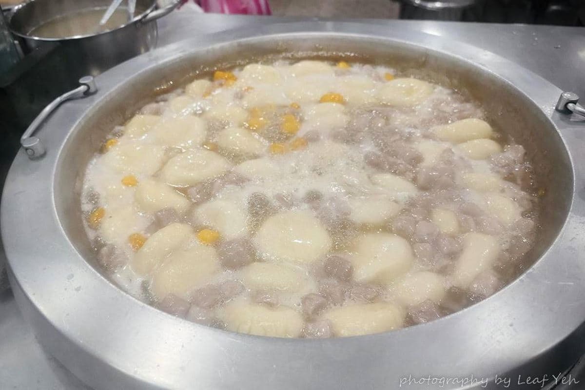 老台北人最愛!70年「古早味米糕粥」飄香華西街,燒麻糬沾爆花生粉太欠吃 老台北人最愛!70年「古早味米糕粥」飄香華西街,燒麻糬沾爆花生粉太欠吃