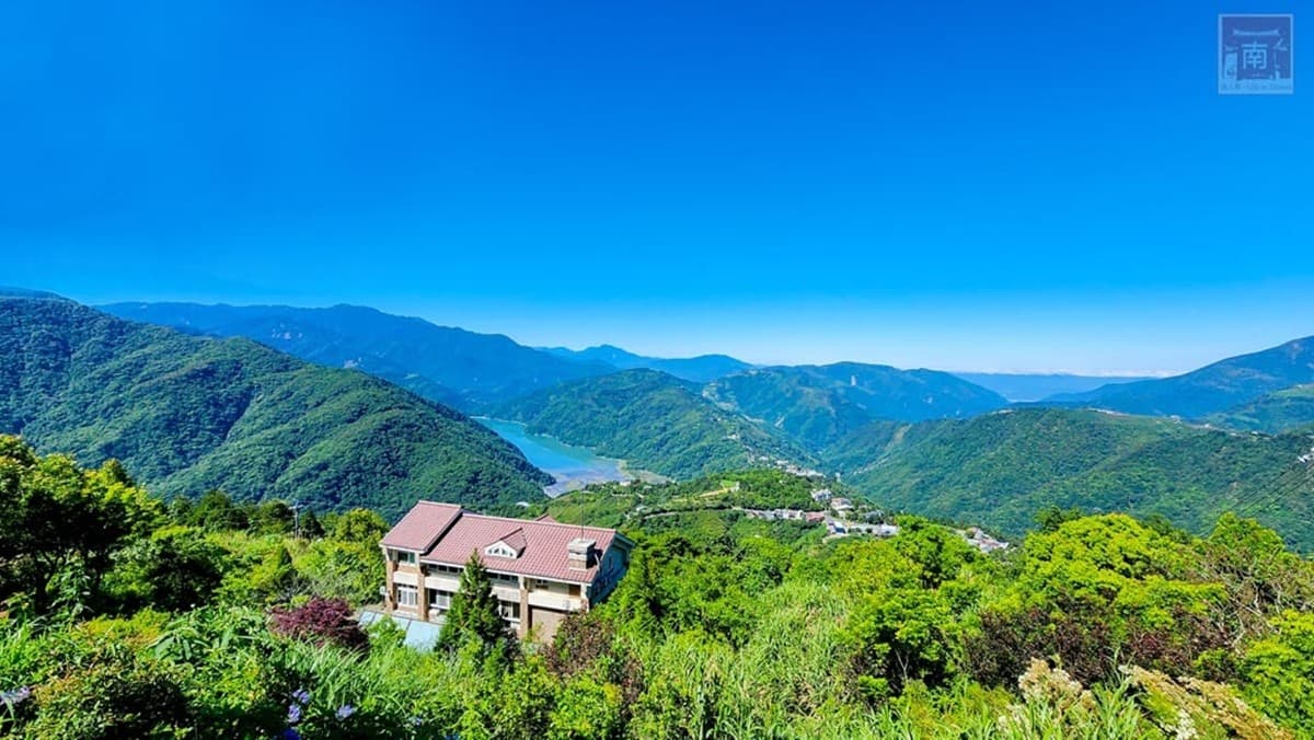秒飛瑞士看湖光山景!南投祕境民宿腳底就是雲海,運氣好還能看雪 秒飛瑞士看湖光山景!南投祕境民宿腳底就是雲海,運氣好還能看雪