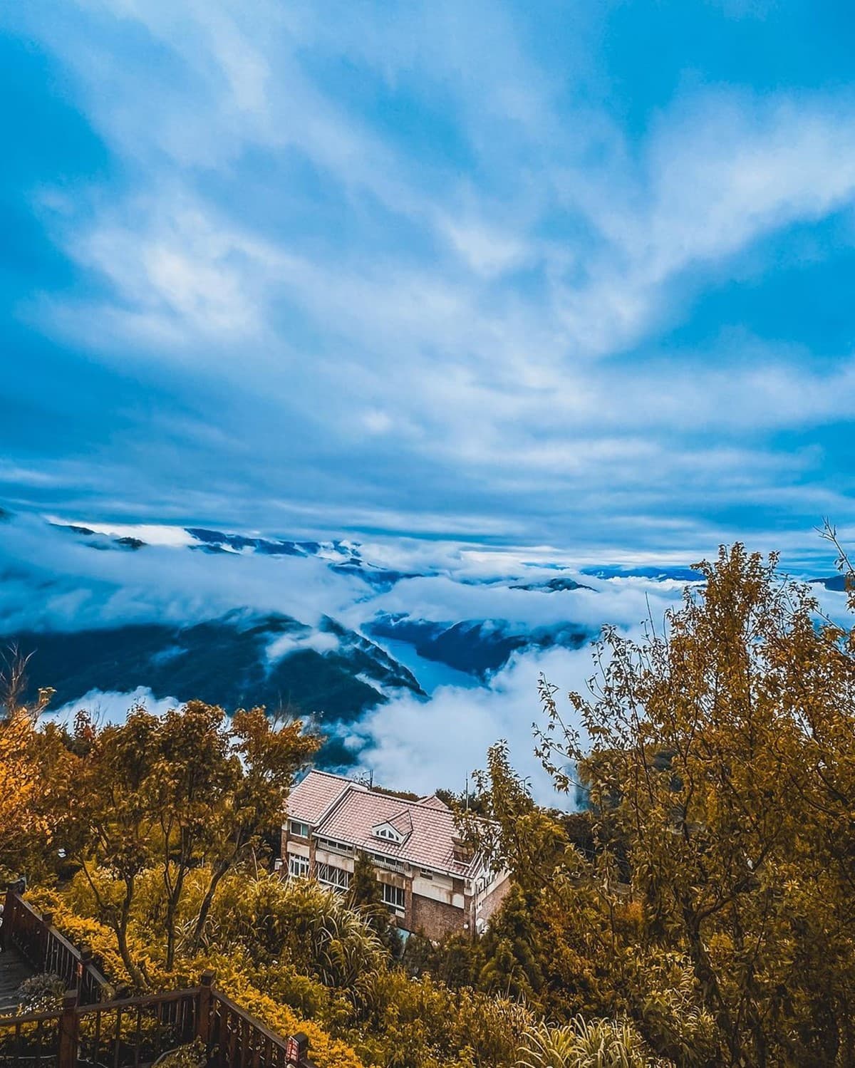 秒飛瑞士看湖光山景!南投祕境民宿腳底就是雲海,運氣好還能看雪 秒飛瑞士看湖光山景!南投祕境民宿腳底就是雲海,運氣好還能看雪
