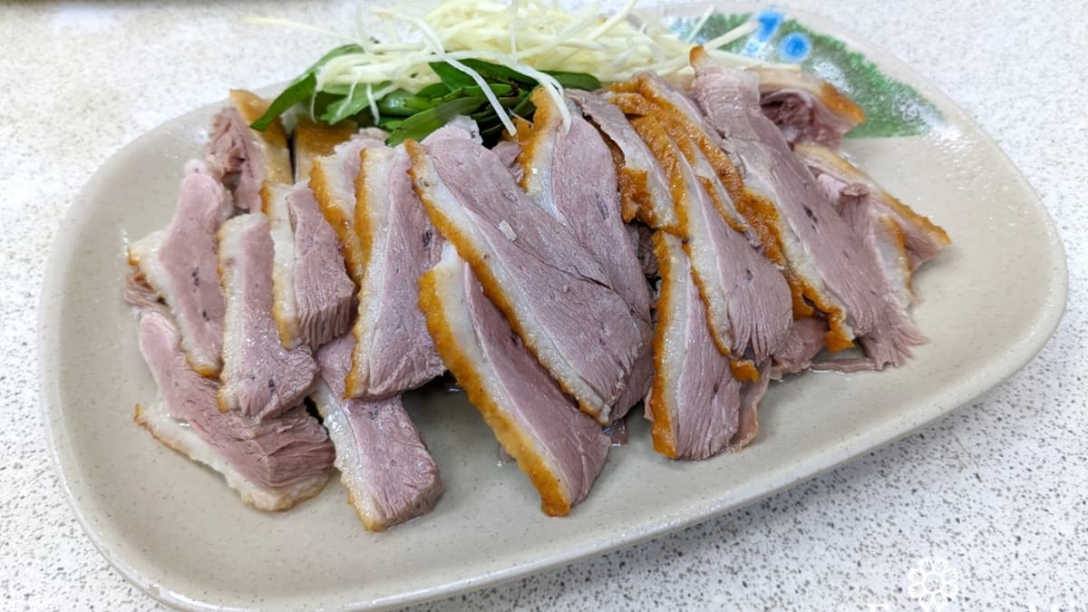 300元品嘗無菜單料理!雙北市場神級美食8家,必比登推介鵝肉、會跳舞的創意炒飯 「煙燻鵝肉」吃起來肉質軟嫩不乾柴。(圖片來源:花洛米一起去玩耍)