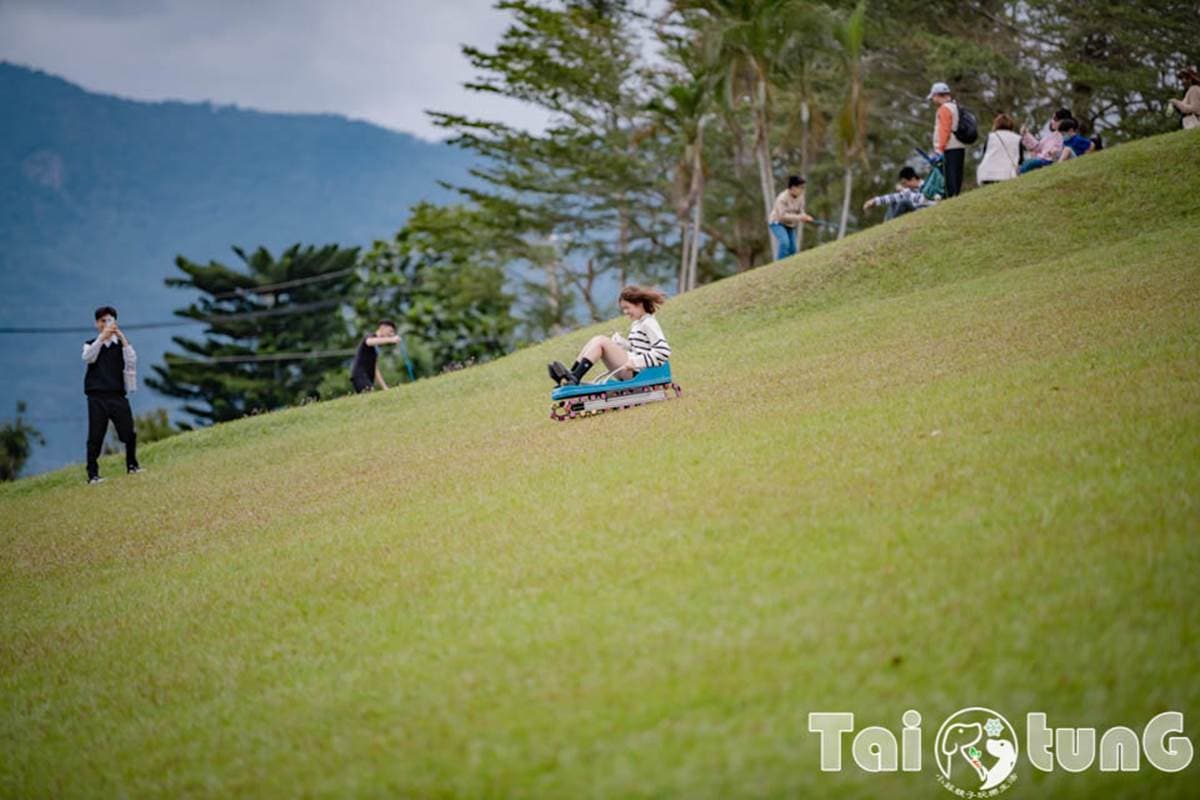 6歲以下免費入園!台東「初鹿牧場」5玩法:餵牛牛、免費玩滑草、吃牛奶冰 6歲以下免費入園!台東「初鹿牧場」5玩法:餵牛牛、免費玩滑草、吃牛奶冰