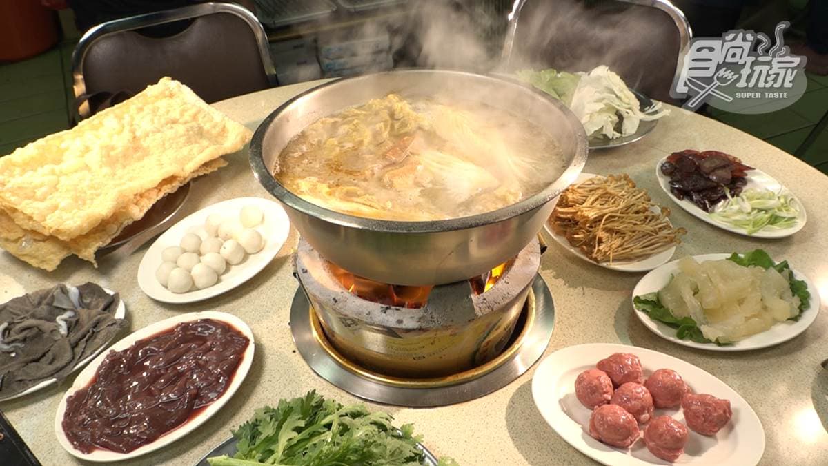 一開店馬上客滿!台中人氣「炭火沙茶鍋」飄香一甲子,內行必點現炸豆皮