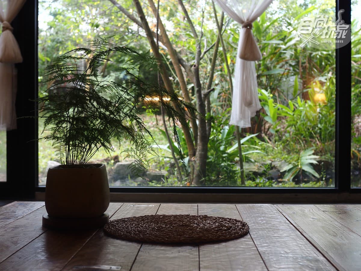 睡在雨林裡的樹屋!開箱宜蘭礁溪「祕境溫泉民宿」,一泊二食、泡湯泡到飽 睡在雨林裡的樹屋!開箱宜蘭礁溪「祕境溫泉民宿」,一泊二食、泡湯泡到飽