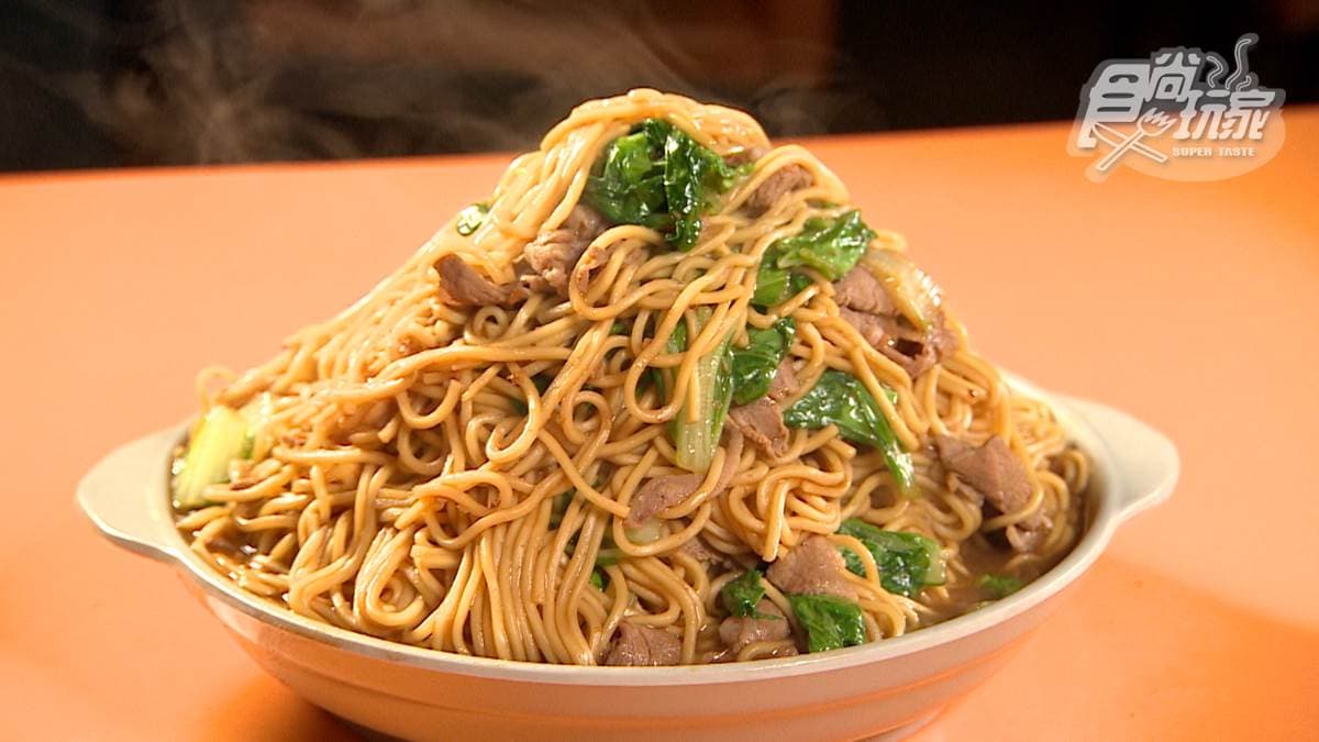 吃完飽到天靈蓋!「巨無霸羊肉炒麵」僅百元超佛心,羊油+沙茶醬汁鹹香入味