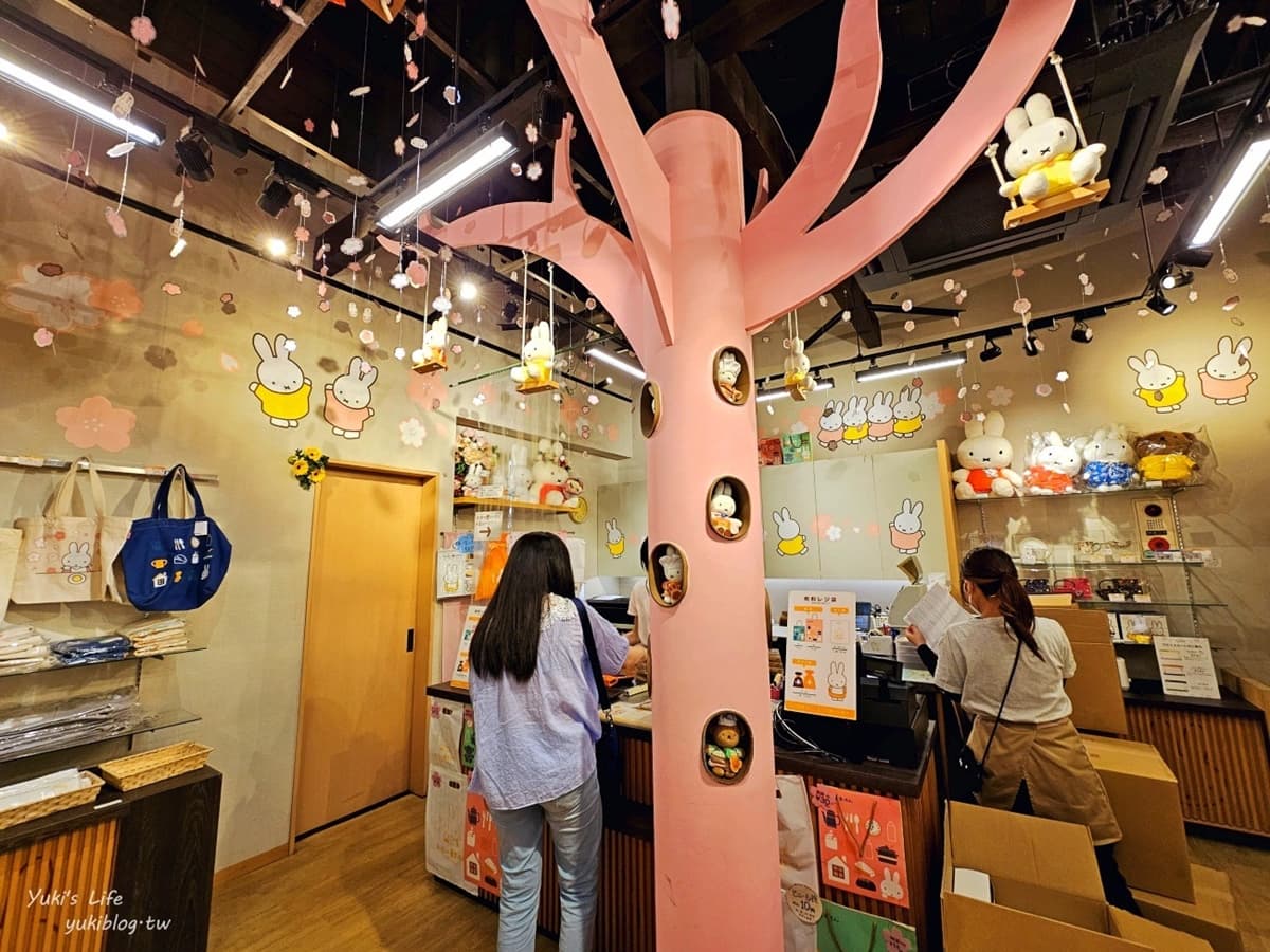 米飛兔粉尖叫!開箱超粉嫩「Miffy主題麵包店」,超Q兔兔造型萌到捨不得吃 米飛兔粉尖叫!開箱超粉嫩「Miffy主題麵包店」,超Q兔兔造型萌到捨不得吃