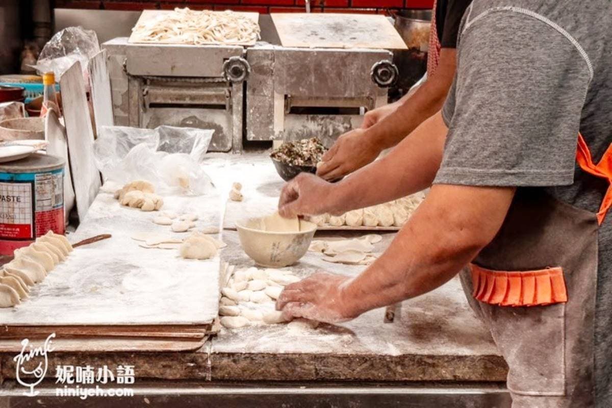 台北師大商圈道地眷村味!「老字號熗鍋麵」1人吃不完,老闆帥兒還是大明星 台北師大商圈道地眷村味!「老字號熗鍋麵」1人吃不完,老闆帥兒還是大明星