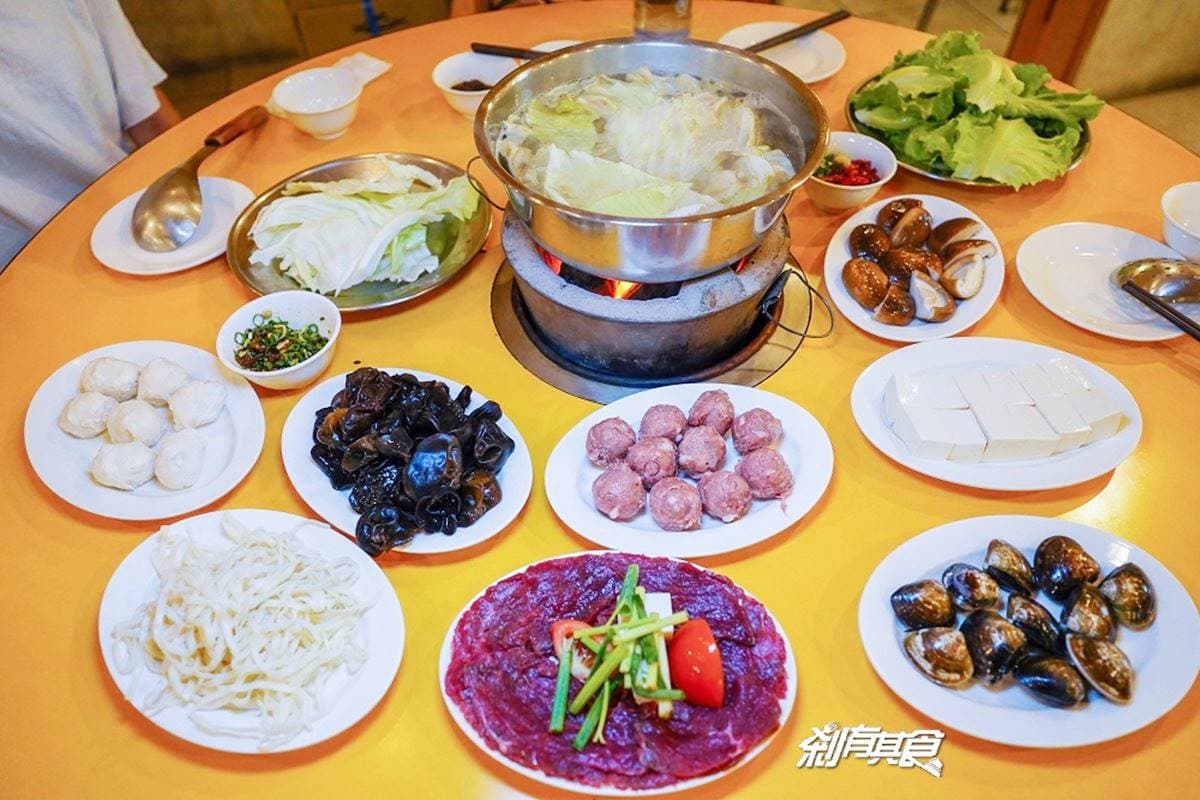 網推「台中最強汕頭火鍋」!炭燒沙茶湯頭飄香60年,手工豆皮疊疊樂超吸睛 【台中美食推薦】汕頭牛肉劉沙茶爐|台中最強汕頭火鍋