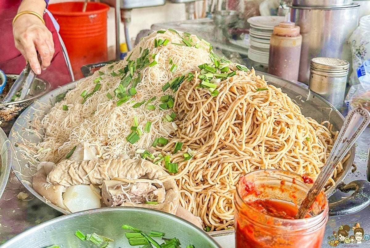 超俗銅板價吃飽飽!市場70年「台式早午餐」在地最愛,大鍋雜菜湯滿滿都是料 超俗銅板價吃飽飽!市場70年「台式早午餐」在地最愛,大鍋雜菜湯滿滿都是料
