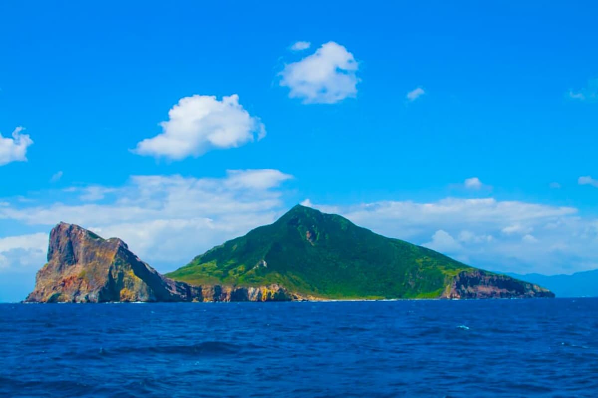全球最酷「龜山島」限時開放!看完登島須知快搶訂,搭船賞鯨+打卡牛奶湖 宜蘭景點:龜山島