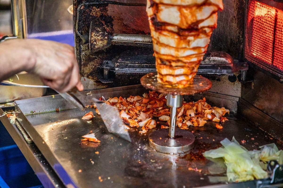 「台北最強沙威瑪」藏身這夜市!土耳其帥老闆現做,塞爆滿滿配料不手軟 「台北最強沙威瑪」藏身這夜市!土耳其帥老闆現做,塞爆滿滿配料不手軟