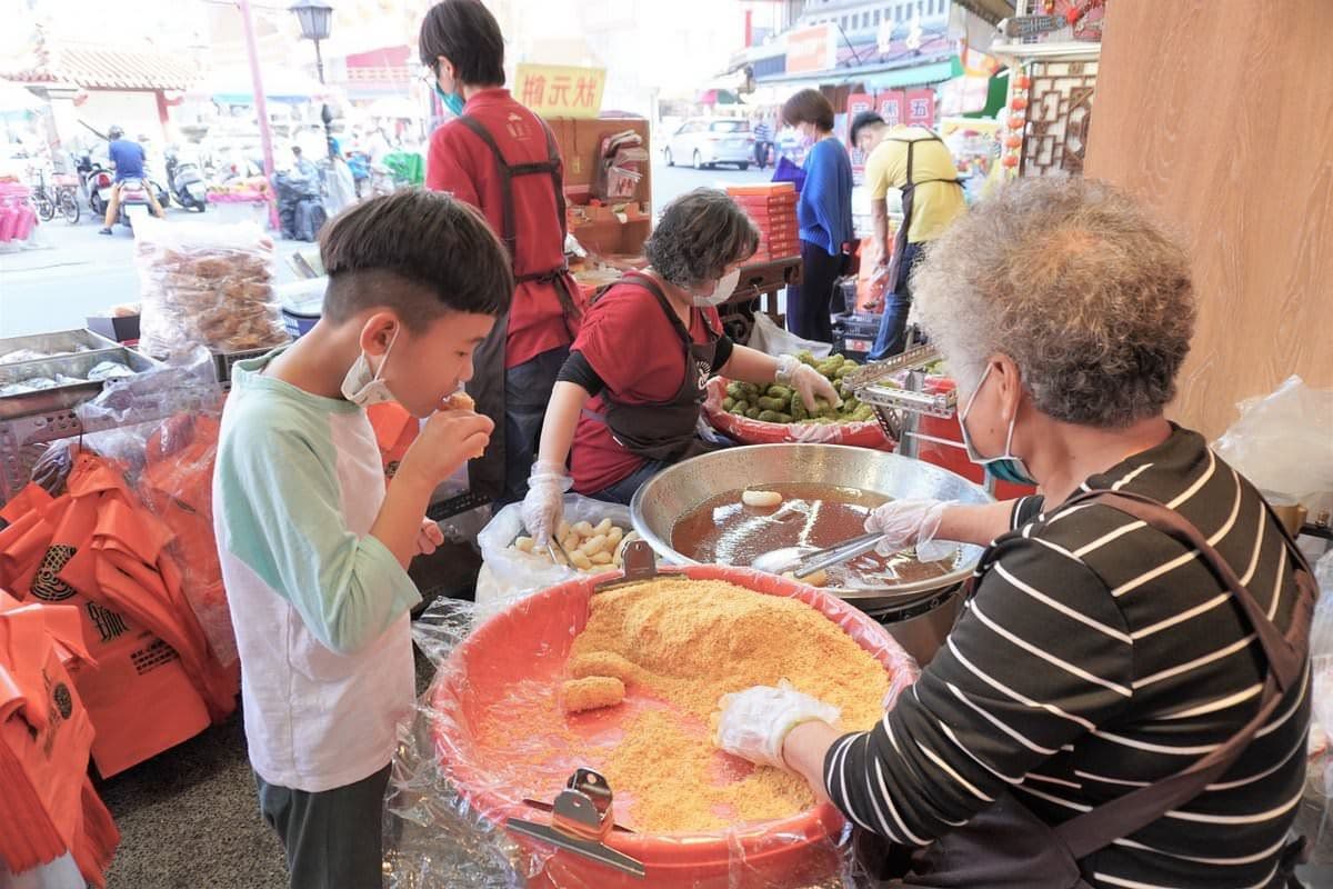 跟著媽祖吃北港!朝天宮14家老店美食推薦,伴手禮必買130年花生酥 雲林北港伴手禮4|臻狀元囍餅:現做麻粩香噴噴