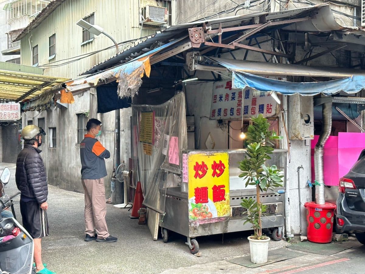 100元鮭魚堆成山!台北「最強無名炒飯」滿到蓋不上,在地瘋排、想吃看運氣 100元鮭魚堆成山!台北「最強無名炒飯」滿到蓋不上,在地瘋排、想吃看運氣