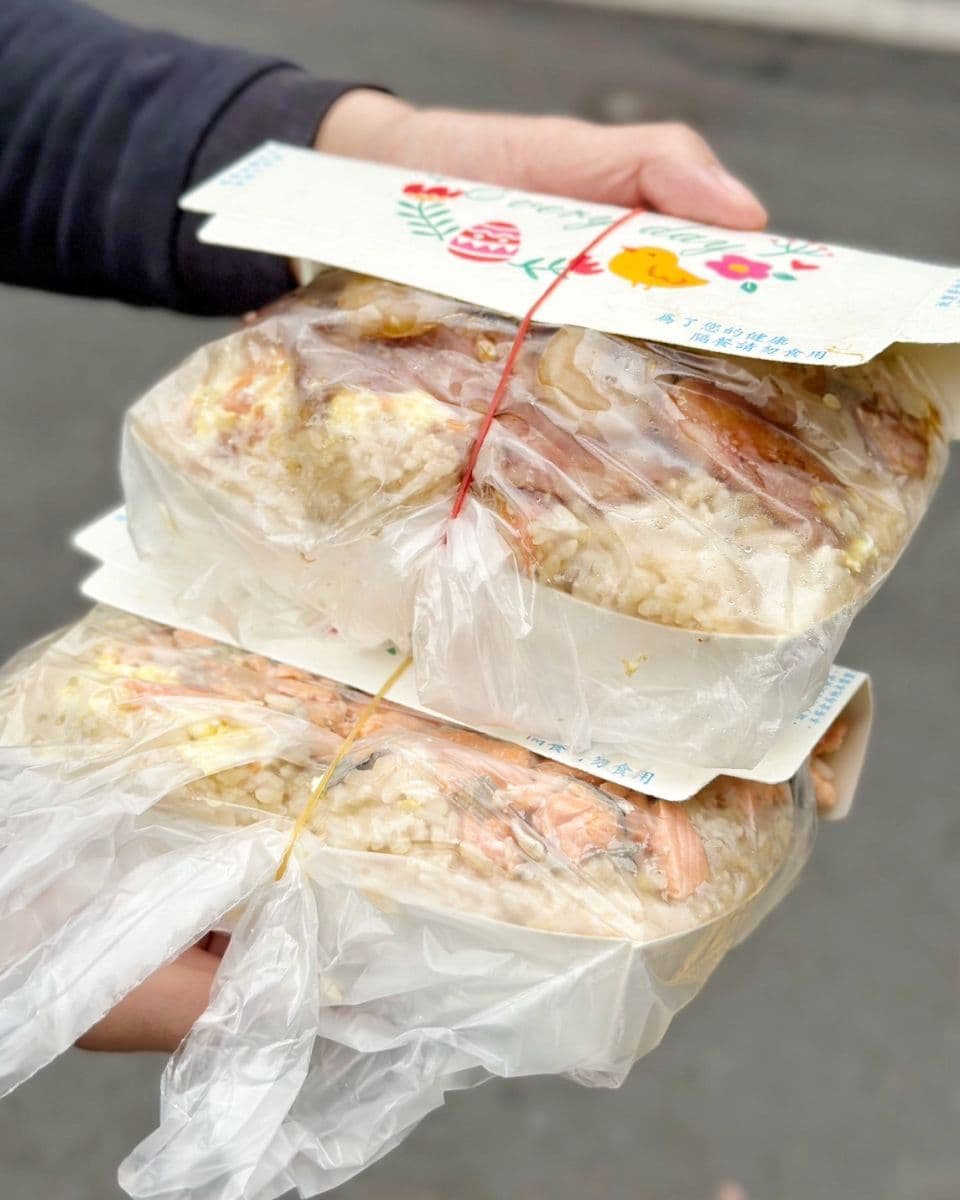 100元鮭魚堆成山!台北「最強無名炒飯」滿到蓋不上,在地瘋排、想吃看運氣 100元鮭魚堆成山!台北「最強無名炒飯」滿到蓋不上,在地瘋排、想吃看運氣