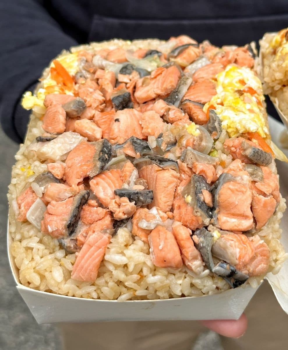 100元鮭魚堆成山!台北「最強無名炒飯」滿到蓋不上,在地瘋排、想吃看運氣 100元鮭魚堆成山!台北「最強無名炒飯」滿到蓋不上,在地瘋排、想吃看運氣
