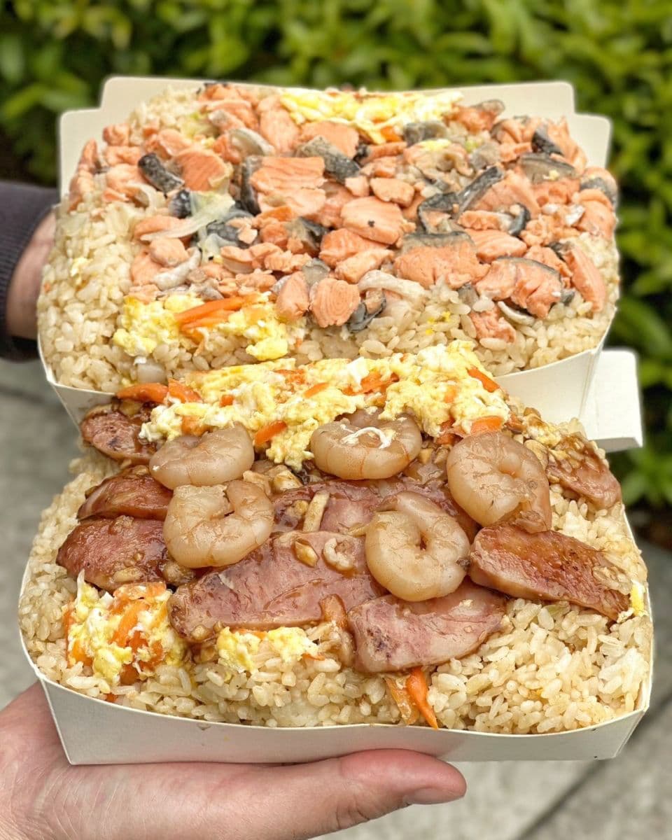 100元鮭魚堆成山!台北「最強無名炒飯」滿到蓋不上,在地瘋排、想吃看運氣 100元鮭魚堆成山!台北「最強無名炒飯」滿到蓋不上,在地瘋排、想吃看運氣