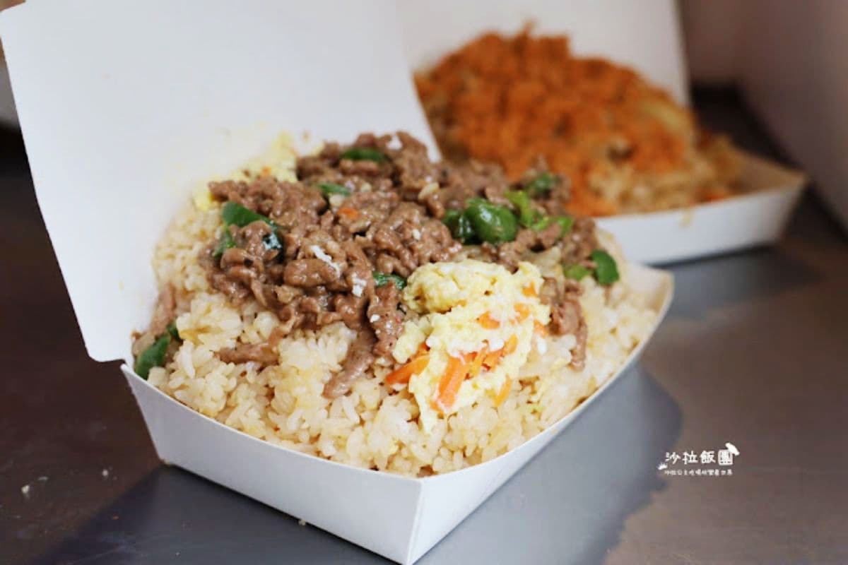 100元鮭魚堆成山!台北「最強無名炒飯」滿到蓋不上,在地瘋排、想吃看運氣 100元鮭魚堆成山!台北「最強無名炒飯」滿到蓋不上,在地瘋排、想吃看運氣