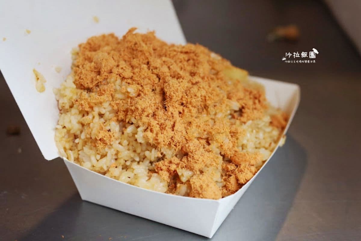100元鮭魚堆成山!台北「最強無名炒飯」滿到蓋不上,在地瘋排、想吃看運氣 100元鮭魚堆成山!台北「最強無名炒飯」滿到蓋不上,在地瘋排、想吃看運氣