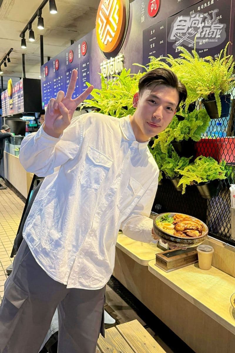 「台北最帥滷味店老闆」在這!激推必點「銷魂腿庫麵」,膠質滿滿、入口即化 「台北最帥滷味店老闆」在這!激推必點「銷魂腿庫麵」,膠質滿滿、入口即化