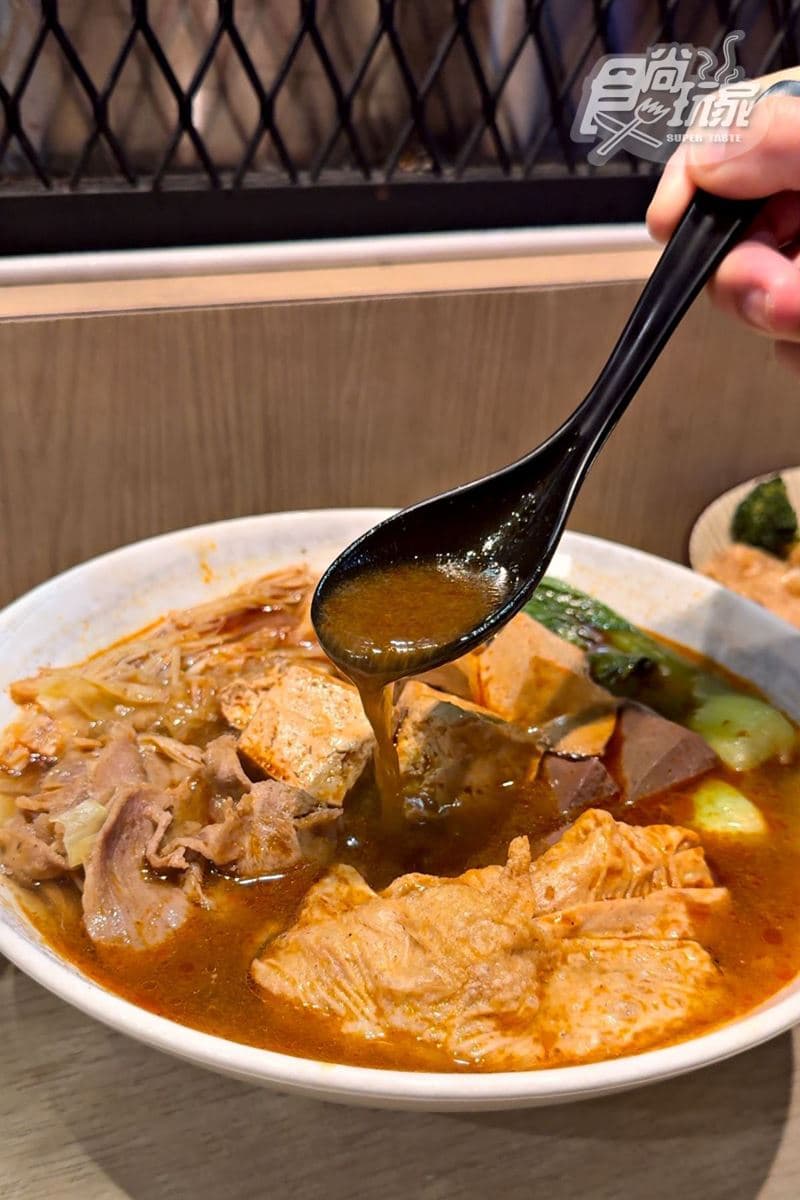 「台北最帥滷味店老闆」在這!激推必點「銷魂腿庫麵」,膠質滿滿、入口即化 「台北最帥滷味店老闆」在這!激推必點「銷魂腿庫麵」,膠質滿滿、入口即化