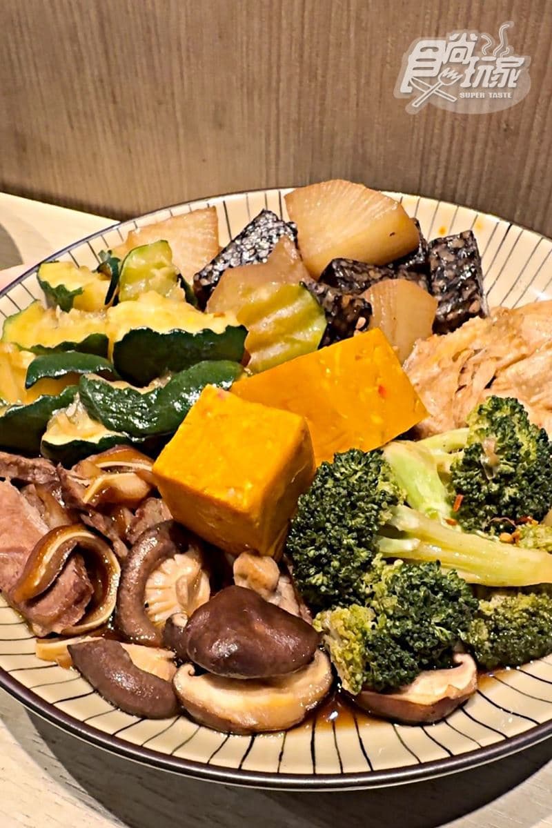 「台北最帥滷味店老闆」在這!激推必點「銷魂腿庫麵」,膠質滿滿、入口即化 「台北最帥滷味店老闆」在這!激推必點「銷魂腿庫麵」,膠質滿滿、入口即化