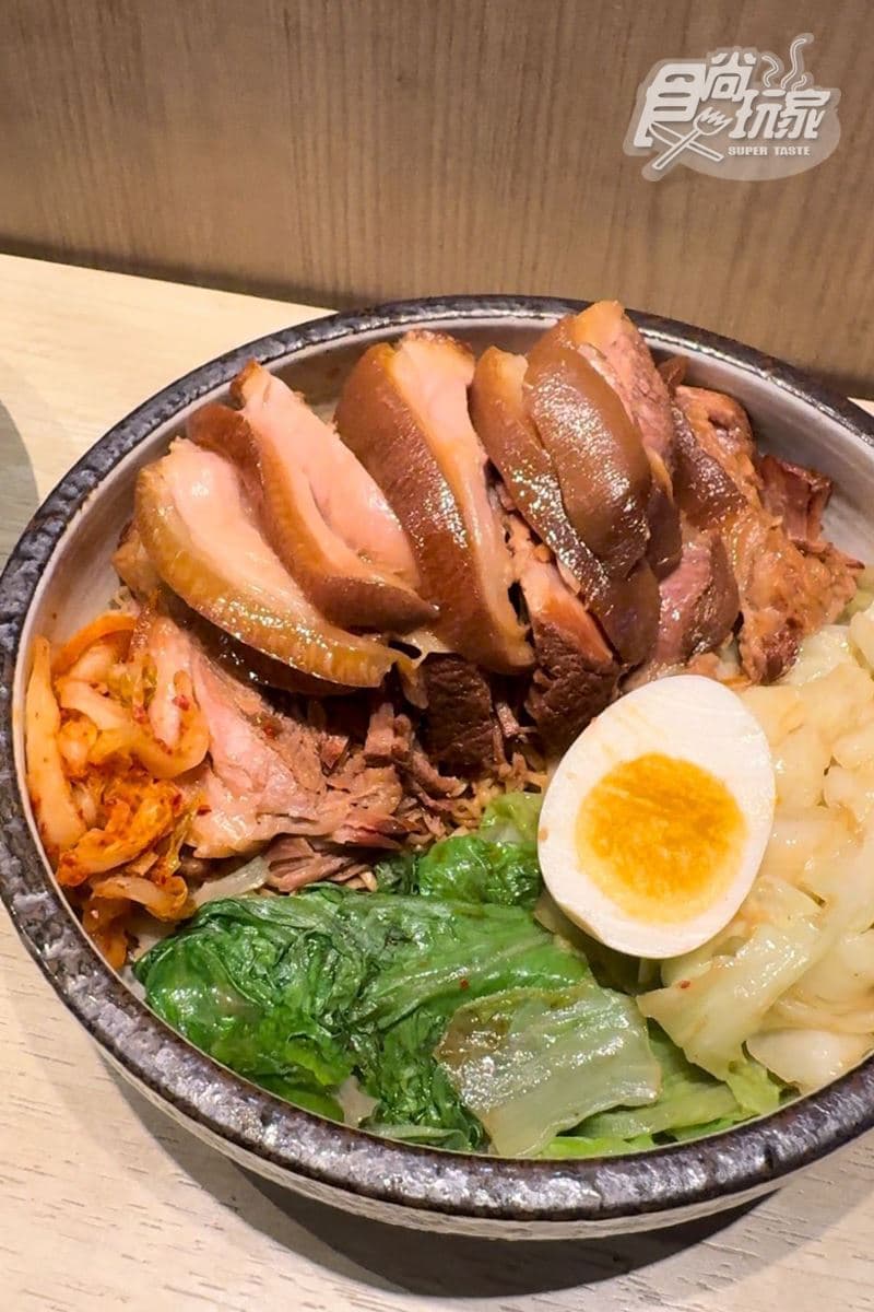 「台北最帥滷味店老闆」在這!激推必點「銷魂腿庫麵」,膠質滿滿、入口即化 「台北最帥滷味店老闆」在這!激推必點「銷魂腿庫麵」,膠質滿滿、入口即化