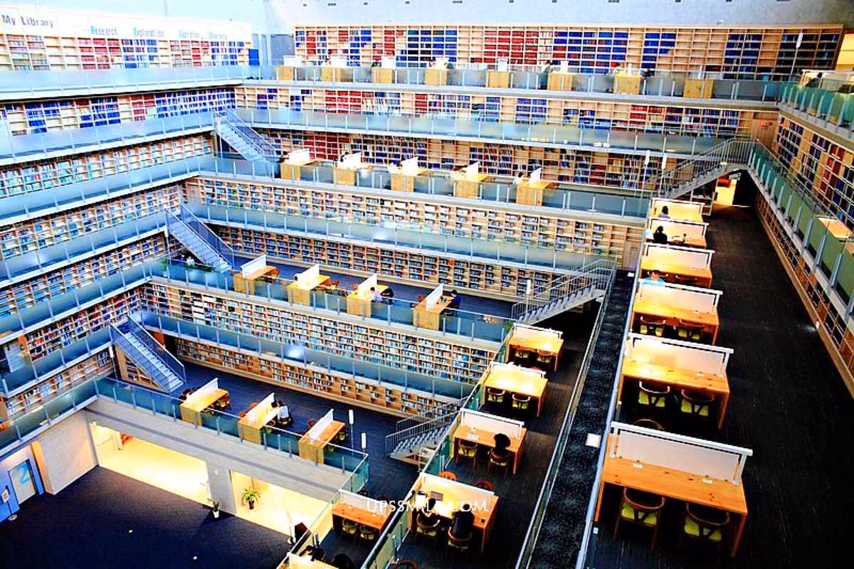「台版星空圖書館」在這!7層樓ㄇ字形書牆超壯觀,搶拍清水模建築湖面倒影 「台版星空圖書館」在這!7層樓ㄇ字形書牆超壯觀,搶拍清水模建築湖面倒影