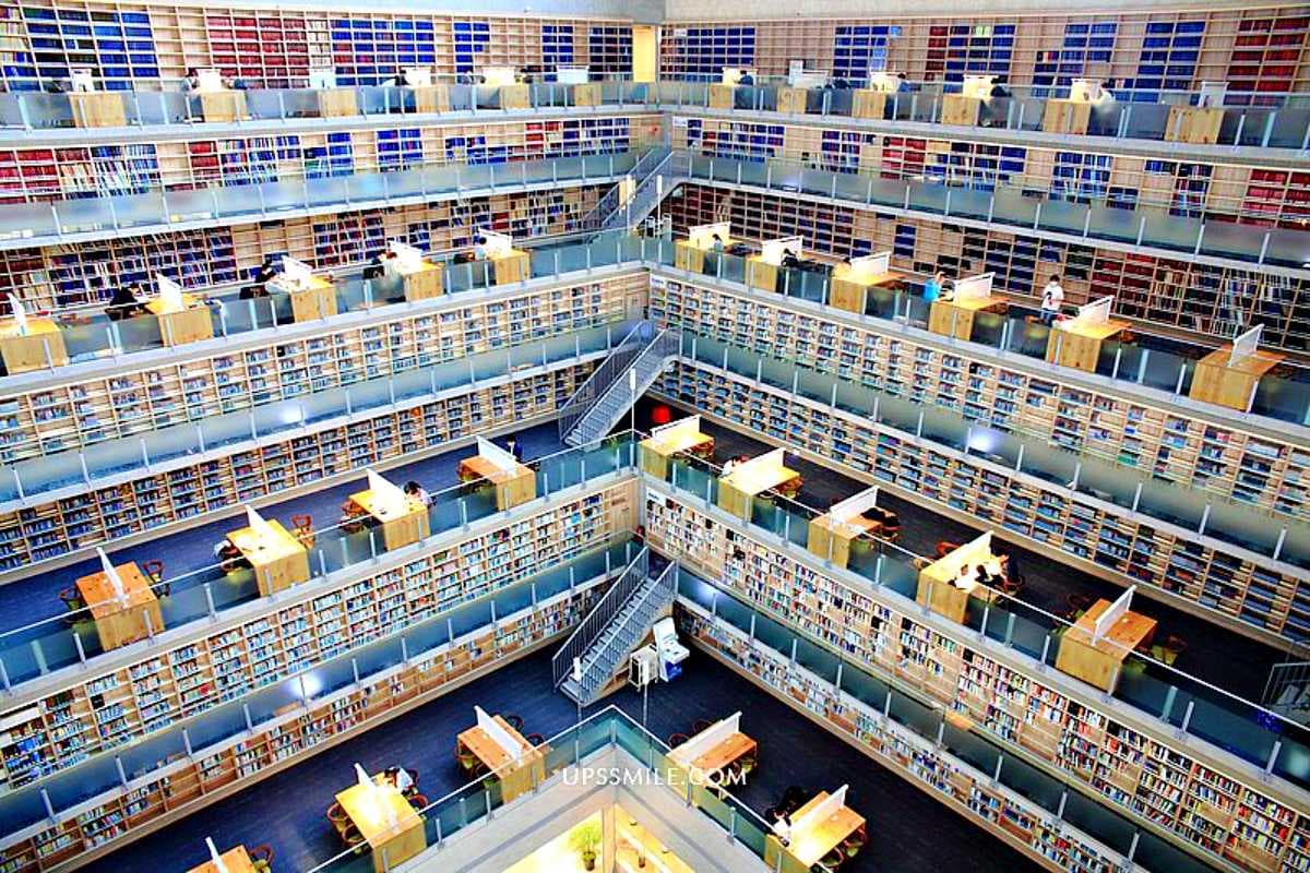 「台版星空圖書館」在這!7層樓ㄇ字形書牆超壯觀,搶拍清水模建築湖面倒影 「台版星空圖書館」在這!7層樓ㄇ字形書牆超壯觀,搶拍清水模建築湖面倒影