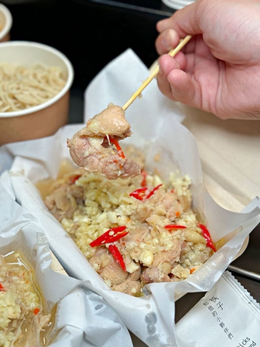 隔著螢幕都有味道!道地「港式爆蒜雞」夜市吃得到,香脆唰嘴滿滿蒜粒配軟骨 隔著螢幕都有味道!道地「港式爆蒜雞」夜市吃得到,香脆唰嘴滿滿蒜粒配軟骨