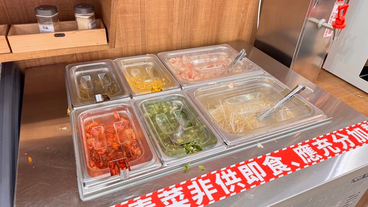 家樂福全新「24hr自助泡麵」80元開吃!青菜、配料無限加,40款韓國拉麵任選 家樂福全新「24hr自助泡麵」80元開吃!青菜、配料無限加,40款韓國拉麵任選