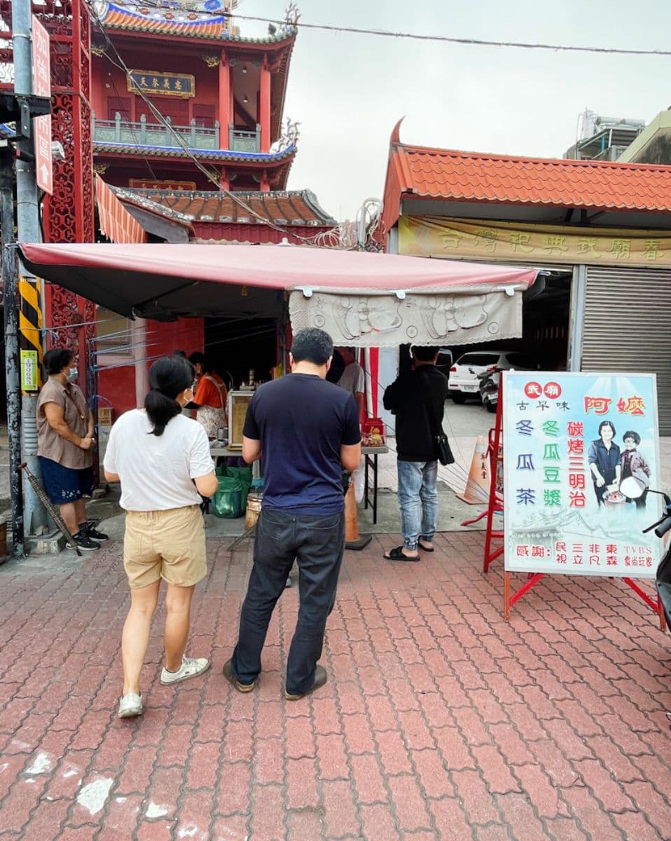 廟前60年「阿嬤牌三明治」!古早味豬油煎蛋軟嫩銷魂,炭火直烤金黃酥香 廟前60年「阿嬤牌三明治」!古早味豬油煎蛋軟嫩銷魂,炭火直烤金黃酥香