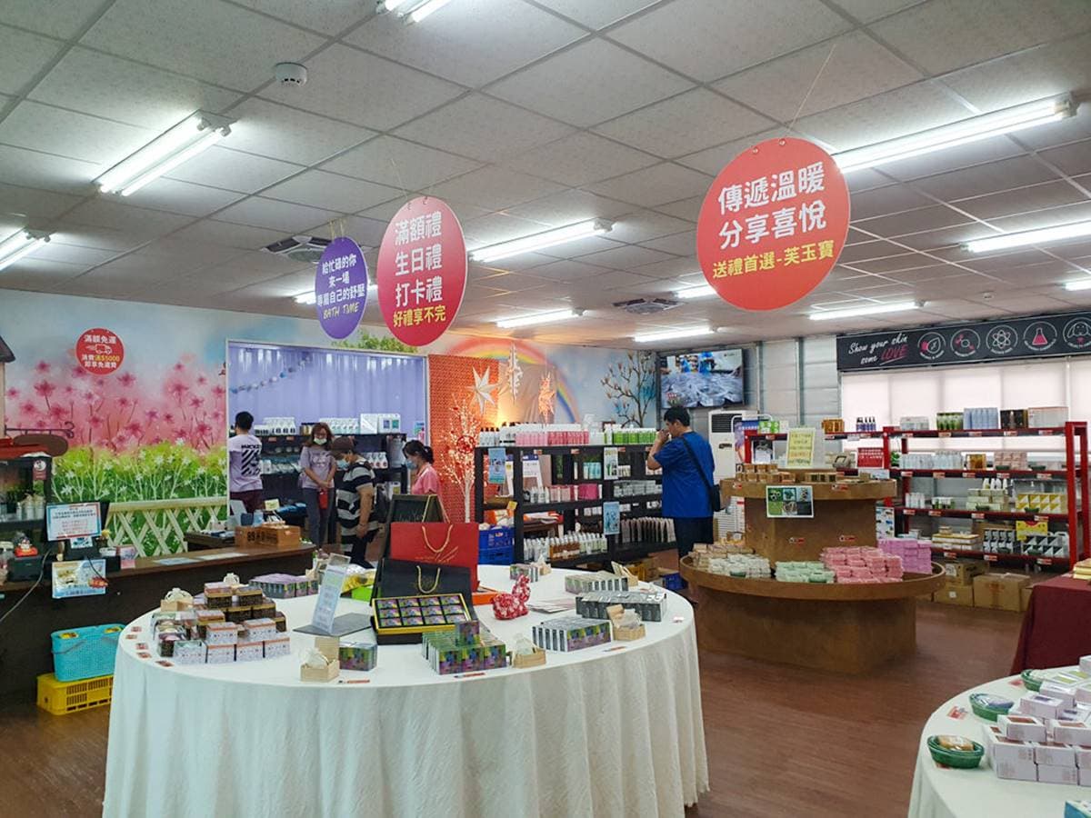 南台灣最強香皂觀光工廠!免費入園爽玩挖土機、巨型馬卡龍,兒童節出遊首選 南台灣最強香皂觀光工廠!免費入園爽玩挖土機、巨型馬卡龍,兒童節出遊首選