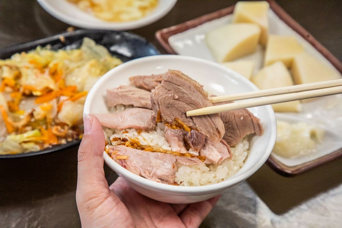 超狂人潮排到隔壁街!嘉義前3強火雞肉飯在這,半熟蛋液+雞油精華邪惡噴香 超狂人潮排到隔壁街!嘉義前3強火雞肉飯在這,半熟蛋液+雞油精華邪惡噴香