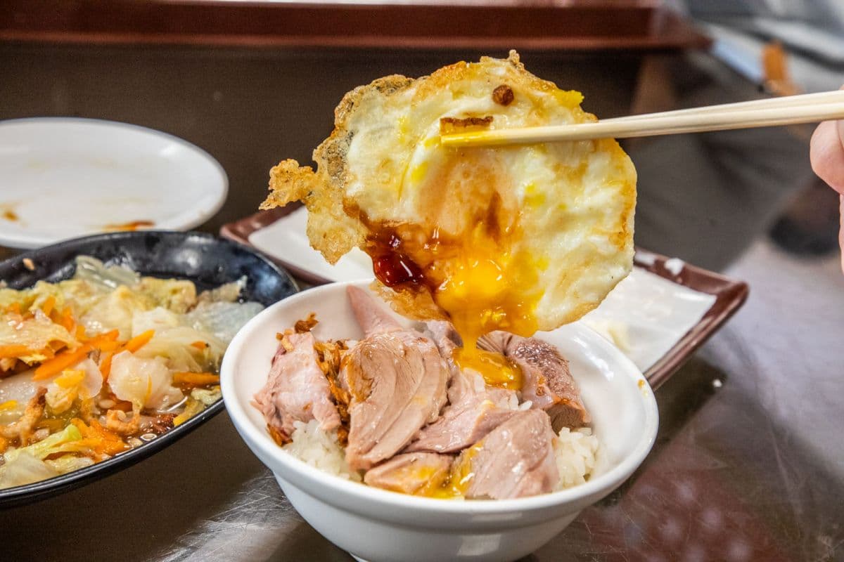 超狂人潮排到隔壁街!嘉義前3強火雞肉飯在這,半熟蛋液+雞油精華邪惡噴香 超狂人潮排到隔壁街!嘉義前3強火雞肉飯在這,半熟蛋液+雞油精華邪惡噴香
