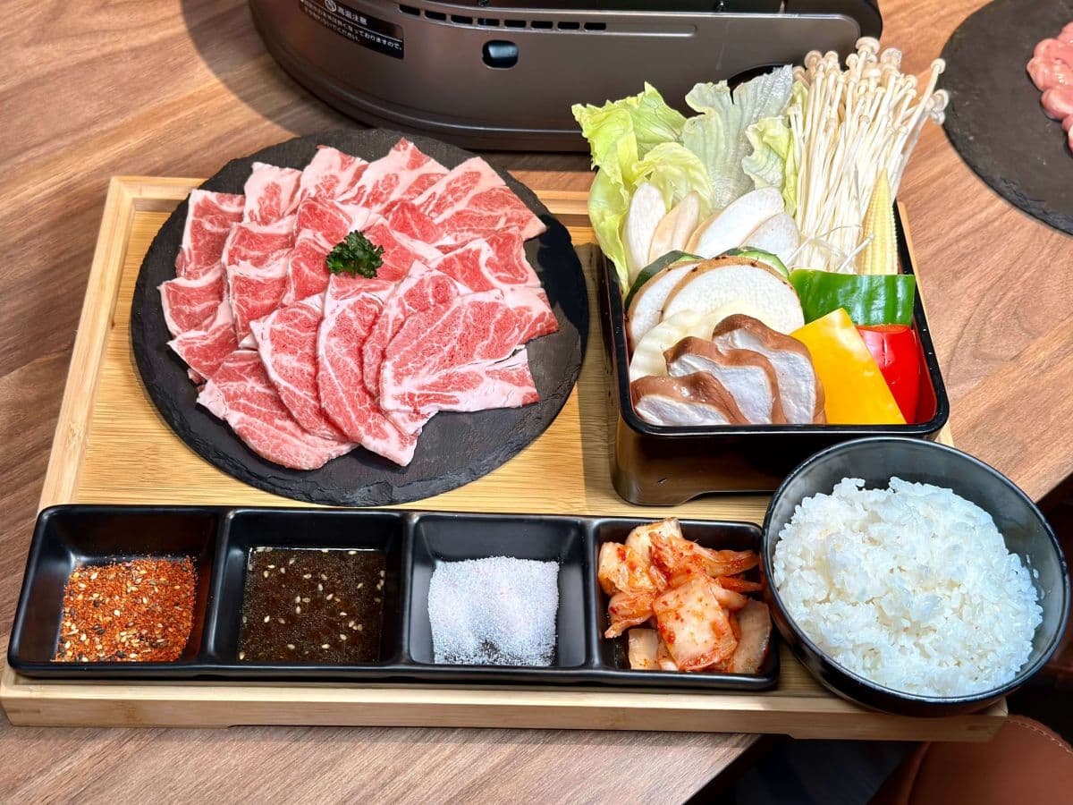 板橋也有單人燒肉!套餐259元起便宜開吃,爽看免費Netflix、雞湯無限喝到飽 板橋也有單人燒肉!套餐259元起便宜開吃,爽看免費Netflix、雞湯無限喝到飽